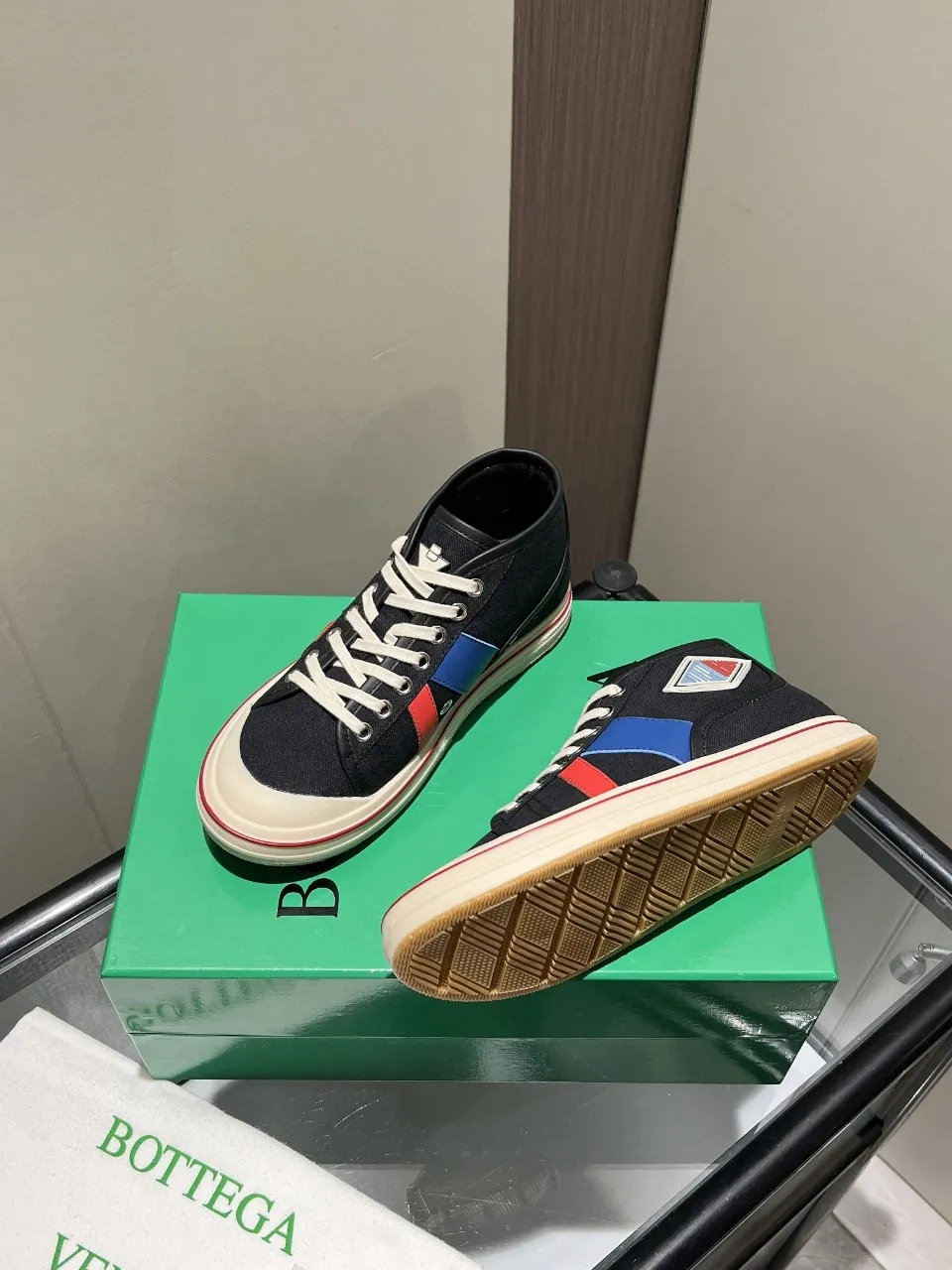 p540🐮🐮Bottega Veneta BV's latest Eliot series, retro basketball shoes, casual sports canvas shoes, become gods when they are launched! [Celebration] [Celebration] A 1:1 copy of the original version, [Fireworks] original material, [Fireworks] original color system, inspired by retro basketball sneakers, the color combination highlights youthful vitality, and perfectly interprets the theme of youth and childlike innocence. The details are also very particular. The summer canvas brings excellent durability and comfort. Designs such as calfskin trim, rubber toe caps and hand-painted retro red lines are full of retro feel. The round toe and convex sole add a modern feel and are suitable for various styles. Easily create a fashionable atmosphere. The upper foot is the focus...can be worn as a couple's shoes...each shoe has more taste and attitude! Fabric: Original customized high-density canvas + cowhide Lining: Original customized breathable canvas Insole: movable latex cowhide insole. Sole: original molded non-slip and wear-resistant TPU material. Sole thickness: 3cm. Size: women's size 35#-40#, men's size 39#-45#.
